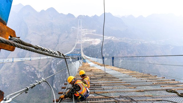 Cây cầu cao nhất thế giới vừa khánh thành 8 ngày đã phải đóng cửa khẩn cấp vì bão Matmo