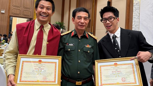 Bộ Quốc phòng trao bằng khen cho toàn bộ ê-kíp phim Mưa đỏ