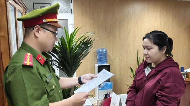 Khởi tố, cấm đi khỏi nơi cư trú một nữ cán bộ ngân hàng sinh năm 1995