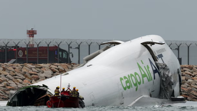 Chiếc Boeing 747 bất ngờ trượt khỏi đường băng lao xuống biển, 2 người thiệt mạng, đuôi máy bay 'biến mất'