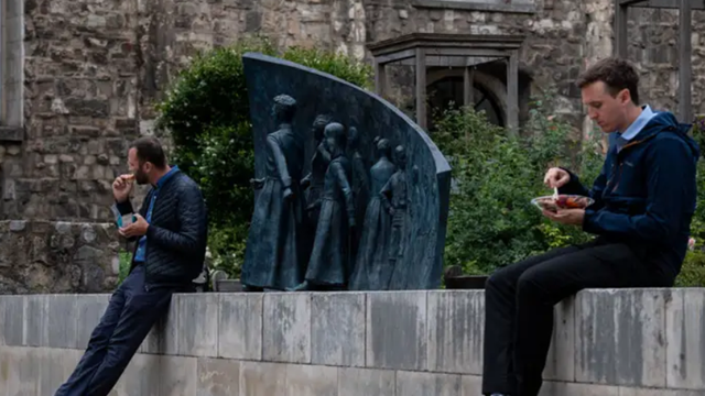 Người dân chỉ dám ăn trưa 2-3 bữa/tuần, đến nghỉ ngơi cũng cảm thấy 'tội lỗi': Điều gì đang diễn ra ở nền kinh tế lớn nhất thế giới?