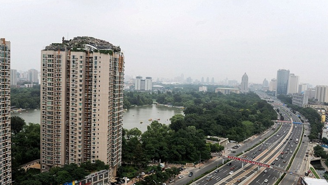 Chiếm dụng tầng thượng chung cư để xây biệt thự 1.000m2 giữa lòng thành phố, đại gia bị chính quyền yêu cầu tháo dỡ khẩn cấp