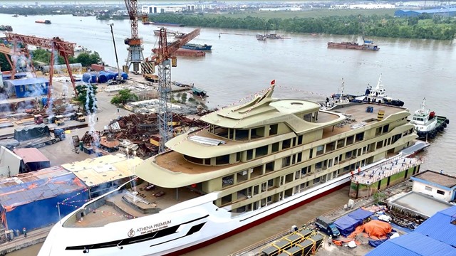 Chính thức hạ thủy siêu du thuyền 6 sao diện tích 10.000m2: Được đóng hoàn toàn bởi người Việt, lớn nhất Quảng Ninh