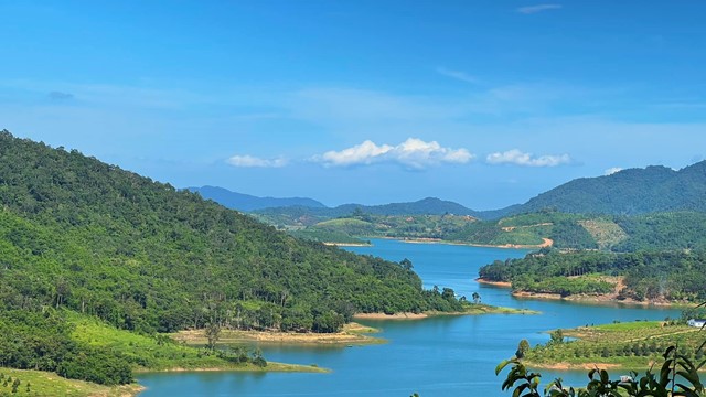 Hồ nước ngọt cách TP. Hồ Chí Minh 200km được mệnh danh là 'Vịnh Hạ Long thu nhỏ', có cả Hoa Quả Sơn như phim Tây Du Ký