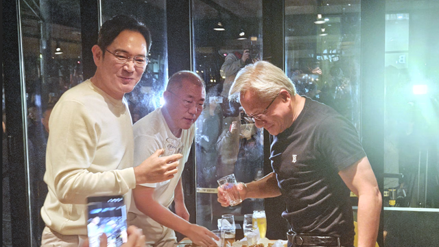 CEO Nvidia Jensen Huang khiến cửa hàng gà rán 'cháy hàng’, Chủ tịch Samsung 'khao bạn' hết gần 37 triệu đồng