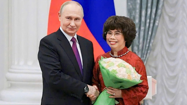 Ông Putin trao tặng Huân chương Hữu nghị cho một nữ doanh nhân Việt Nam