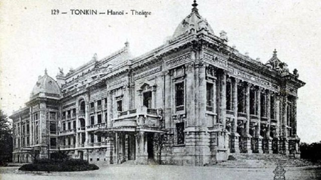 Nhà hát rộng 2.600m2 là công trình biểu tượng của Thủ đô, từng huy động tới 300 công nhân, 35.000 cọc tre, xây dựng trong suốt 10 năm