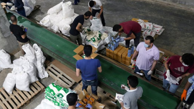 Quốc gia từng giàu như Dubai nay chìm sâu trong khủng hoảng, người dân lái Mercedes, BMW đi xin gạo miễn phí 