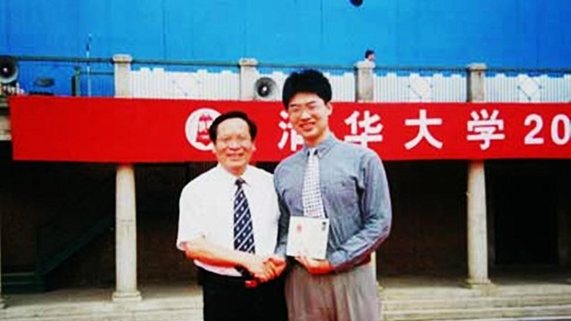 Thần đồng tốt nghiệp trường 'Harvard châu Á' bị đuổi khỏi Viện Hàn lâm Khoa học quốc gia, phải đi làm bốc vác ở công trường