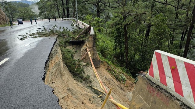 Cửa ngõ dẫn vào 'tiểu Paris' của Việt Nam sạt lở bất thường, cấm lưu thông hai chiều