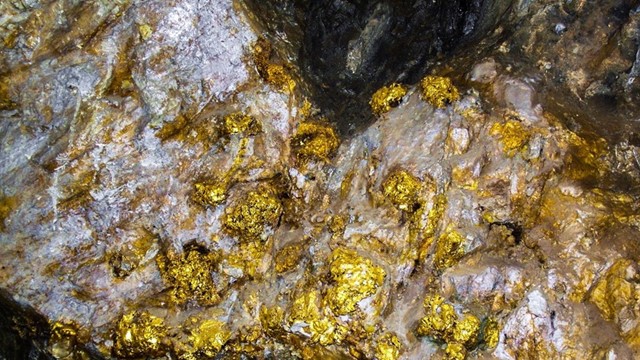 Phong tỏa mỏ vàng 995 tấn, nằm sâu trong một dãy núi dài hơn 7.200km