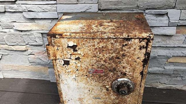 Phát hiện hàng chục nhẫn vàng, trang sức kim cương và 430 triệu tiền mặt trong vườn nhà một người đàn ông