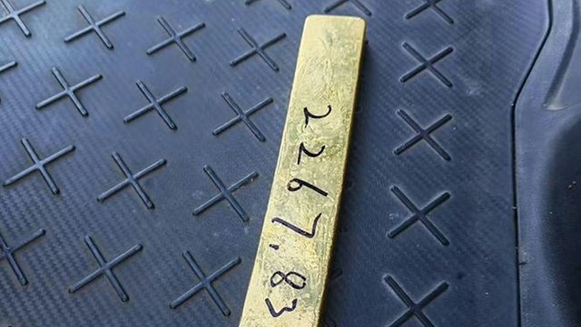 Đang đi giao hàng, nam shipper 17 tuổi nhặt được thỏi vàng nặng 2,2kg, trị giá hơn 7 tỷ đồng