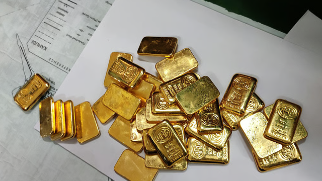 Đột kích xe tải khả nghi trên đường, tịch thu hơn 33 cân vàng, bắt khẩn cấp 4 người đàn ông