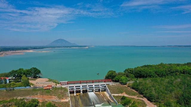 Huy động gần 2.900 tỷ, 36.000 lao động, 15 triệu ngày công, đắp 11,6 triệu m3 đất để xây hồ nước nhân tạo lớn nhất Đông Nam Á