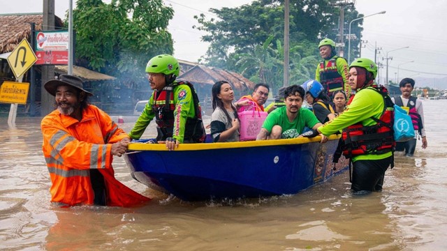 Thái Lan chịu trận lụt ‘300 năm mới có 1 lần’, Thủ tướng trực tiếp xào mì và phát cho người dân vùng rốn lũ