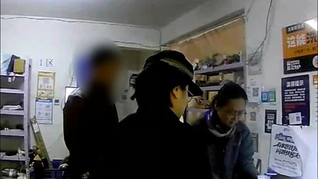 Phong tỏa khẩn cấp xe chở hàng, tịch thu 2 thỏi vàng giấu trong lọ sa tế, trị giá 126 triệu đồng của một người đàn ông