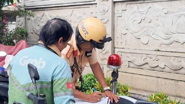 Đỗ xe máy trên vỉa hè có bị phạt không?