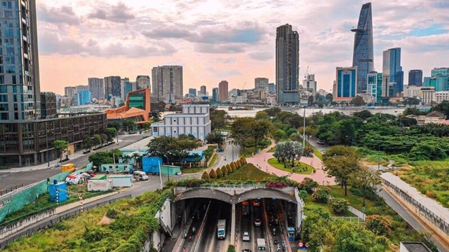 Huy động hơn 1.500 kỹ sư, công nhân, nạo vét 450.000m3 bùn, lai dắt 4 đốt hầm nặng hàng chục tấn để xây hầm vượt sông dài nhất Đông Nam Á