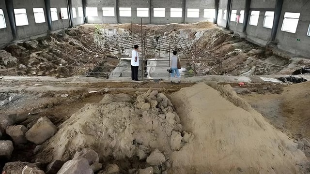 Phong tỏa khẩn cấp, thu giữ kho báu trị giá hơn 8.900 tỷ đồng bên dưới móng của một căn biệt thự do thợ xây phát hiện