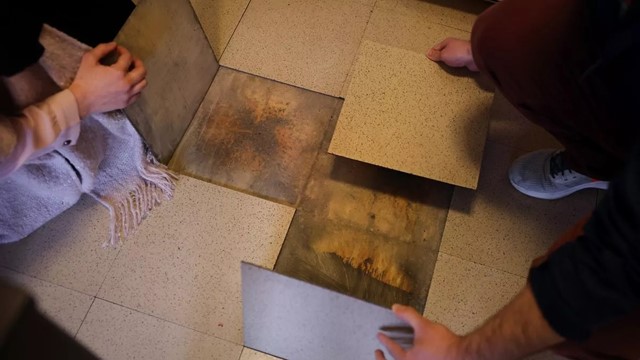 Phong tỏa khẩn cấp kho báu cổ trị giá 8,7 tỷ đồng chôn dưới sàn nhà bếp của một cặp vợ chồng