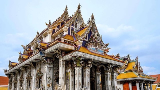 Ngôi đền duy nhất thế giới có tượng David Beckham bằng vàng, 'thờ' người nhện, chuột Mickey và nhà khoa học thiên tài Albert Einstein