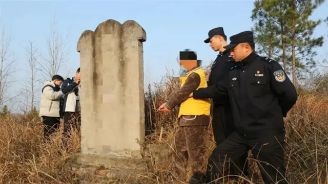 Phong tỏa khẩn cấp một khu mộ tổ, tịch thu hơn 1,3kg vàng cùng tiền mặt của người đàn ông