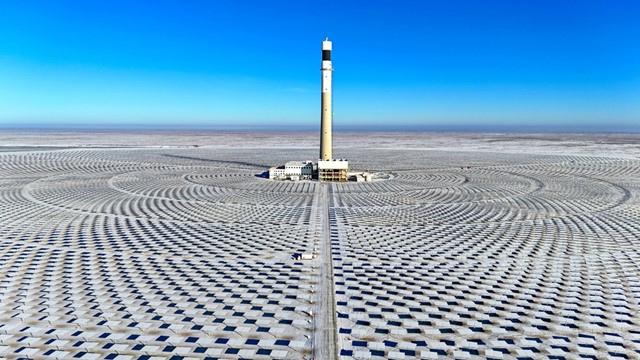 Huy động nguồn lực khổng lồ, tiêu tốn 15.000 tỷ, lắp đặt hơn 25.500 tấm gương xây 'tháp vàng' đồ sộ giữa lòng sa mạc lớn nhất châu Á