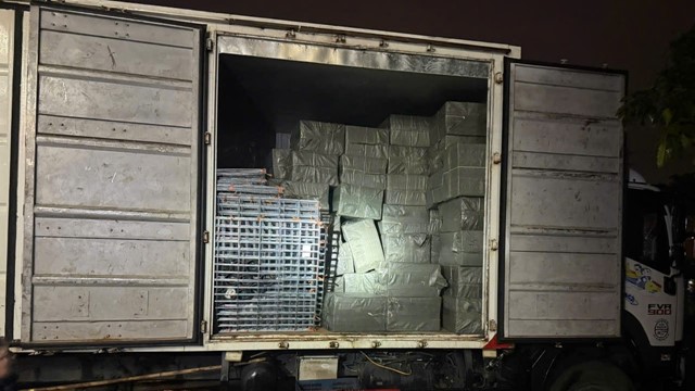 Kiểm tra xe tải đỗ ven đường, tịch thu 69.500 bao thuốc trị giá 2 tỷ đồng