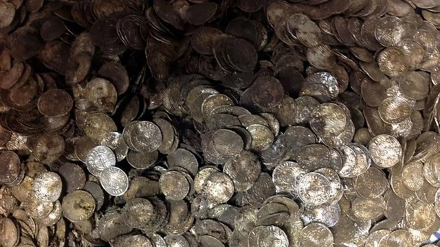 Nữ quân nhân 18 tuổi đào trúng 60.000 đồng bạc cổ khi đang sửa ống nước, chính quyền nghe tin lập tức cử người xuống thu hồi xuyên đêm