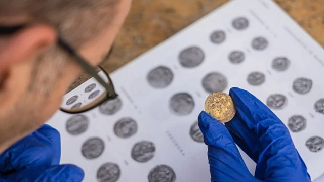 Phong tỏa khẩn cấp hố chứa nước ngầm, phát hiện bình đồng chứa 'kho báu' 24 đồng vàng giấu giữa phiến đá