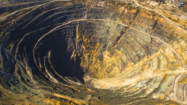 Phát hiện mỏ vàng chất lượng cao khổng lồ nằm sâu trong một khu rừng mưa