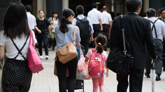 Nền kinh tế lớn thứ 4 thế giới đối diện khủng hoảng sớm hơn 16 năm, Chính phủ nỗ lực giải cứu trong vô vọng