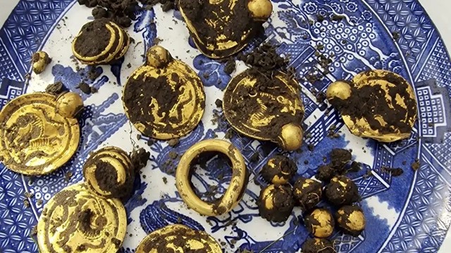 Tịch thu 9 mặt dây chuyền, 3 nhẫn cùng 10 hạt vàng nguyên chất do người đàn ông 51 tuổi tìm thấy trên một hòn đảo