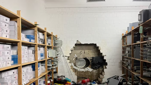 Khoan thủng tường bê tông, nhóm đàn ông đột nhập két sắt cướp trắng 300 tỷ đồng ở ngân hàng: Các nạn nhân phẫn nộ vây kín trụ sở