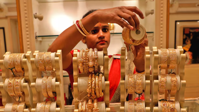 Khi giá vàng tăng mạnh nhất trong gần nửa thế kỷ, người dân nền kinh tế lớn thứ 4 thế giới thay đổi cách mua vàng