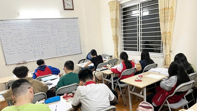 Giáo viên đang dạy thêm ngoài trường học chú ý thông tin đặc biệt quan trọng sau