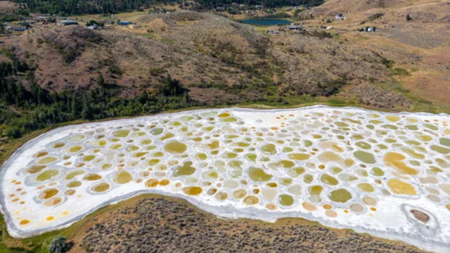 Phát hiện hồ nước dài 700m 'mọc đốm' nhiều màu sắc, có mùi nồng bất thường 