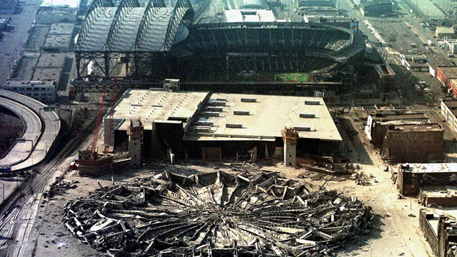 Phong tỏa khẩn cấp bán kính 300m, kích hoạt 2 tấn thuốc nổ đặt trong 5.800 lỗ khoan: Sân vận động khổng lồ đổ sập trong tích tắc