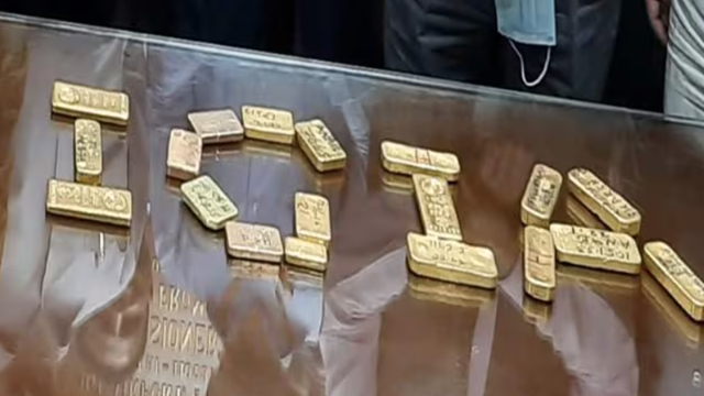 Thu giữ khẩn cấp hơn 15 cân vàng trị giá 22 tỷ đồng ngay tại sân bay