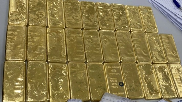 Thu giữ 9 thỏi vàng trị giá 1,5 tỷ đồng trong một bụi cỏ ven đường