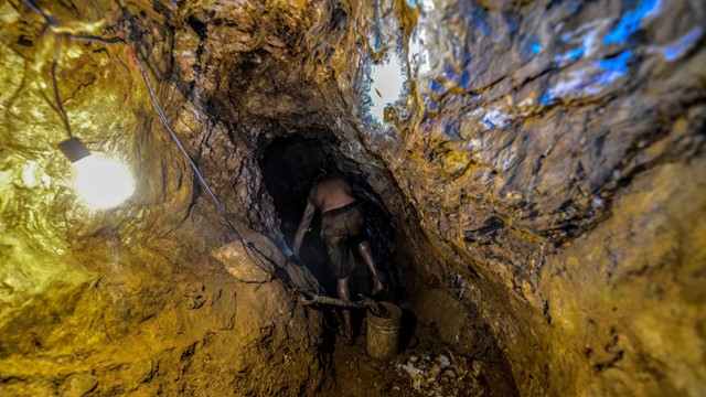 Quốc gia nắm giữ hơn 8.000 tấn vàng, 1 triệu carat kim cương cùng 303 tỷ thùng dầu