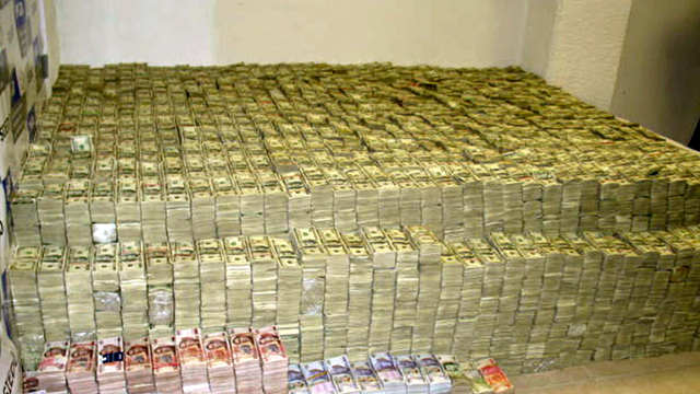 Thu giữ khẩn cấp hơn 2 tấn tiền mặt trị giá 5.000 tỷ đồng của một Giám đốc doanh nghiệp