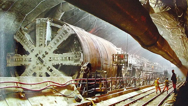 Cỗ máy đào hầm mắc kẹt dưới lòng đất, 1.300 tỷ đồng có nguy cơ mất trắng: Trung Quốc lập tức ra tay giải cứu 