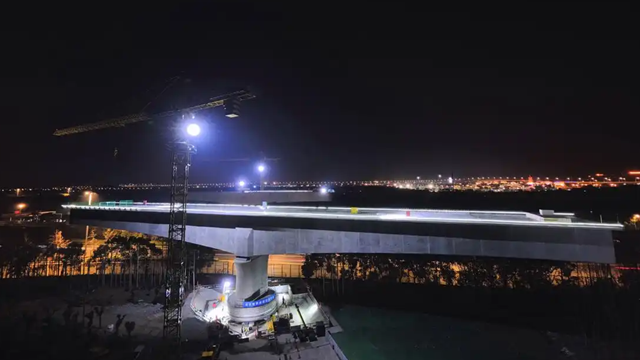 Xoay cầu 10.000 tấn bắc qua đường tàu đệm từ chỉ trong 1 tiếng, Trung Quốc khiến thế giới trầm trồ thán phục