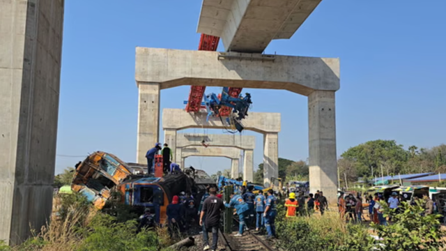 Tai nạn tại dự án đường sắt cao tốc 140.000 tỷ đồng do Trung Quốc hậu thuẫn: Cần cẩu sập cắt đôi toa tàu, 22 người thiệt mạng