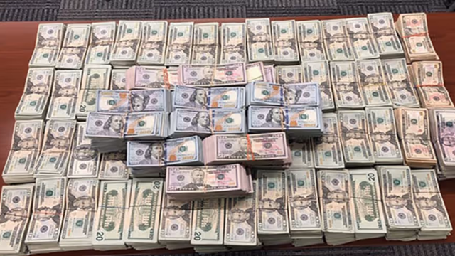 Khám xét khẩn cấp chiếc ô tô Nissan trên cầu, tịch thu đống tiền mặt trị giá 26 tỷ đồng của nữ tài xế 