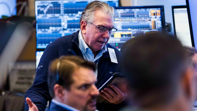 Thị trường toàn cầu rung chuyển vì ông Trump: USD lao dốc, Dow Jones 'bốc hơi' gần 900 điểm, chứng khoán châu Á đỏ lửa