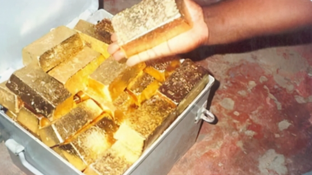 Bàn giao hòm vàng trị giá 75 tỷ đồng do nông dân phát hiện khi nhổ cỏ