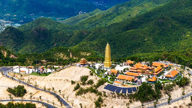 Ngôi chùa nổi tiếng sở hữu bảo tháp dát vàng 13 tầng cùng chuông đồng 1.500kg, là nơi con trai Chủ tịch Phạm Nhật Vượng tổ chức lễ hằng thuận